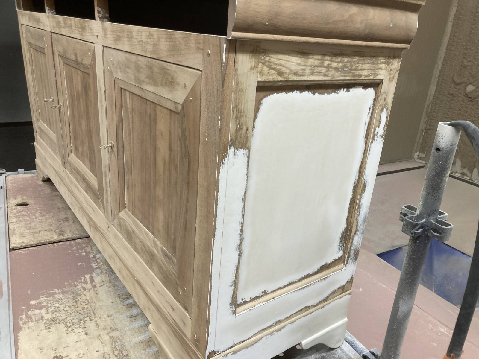 aerogommage d'un meuble en bois de noyer istre bouche du rohne