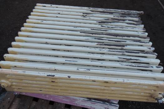 Peinture de finition sur radiateur fonte.