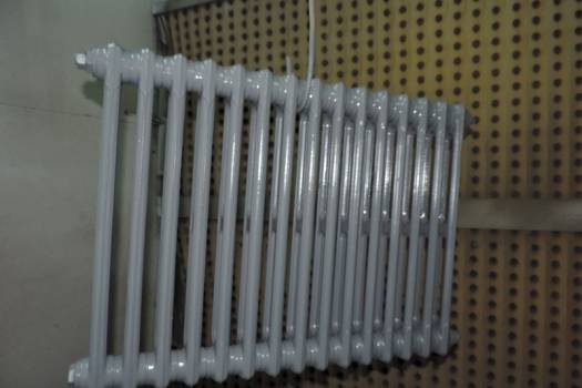 Peinture de finition sur radiateur fonte.