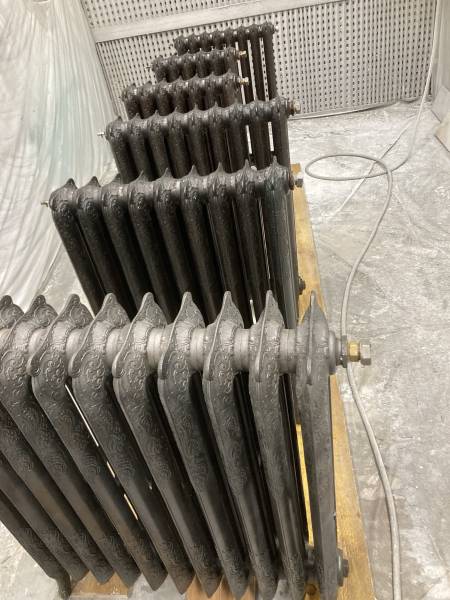 Décapage désembouage radiateur en fonte et application d'un vernis