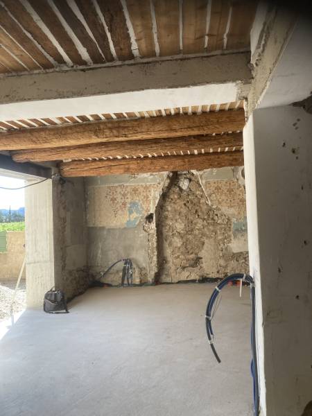Aérogommage de précision sur poutres séculaires dans une bergerie classée à Salon-de-Provence par nos experts qualifiés